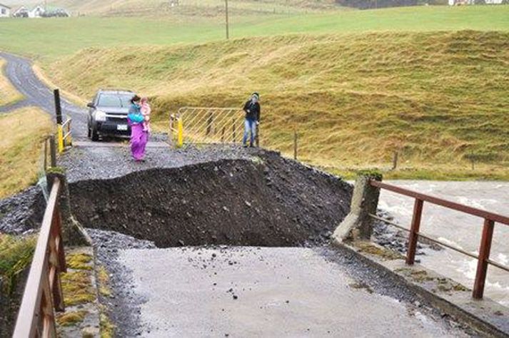Árni Ingvar Bjarnason tók þessa ljósmynd af veginum sem fór í sundur.