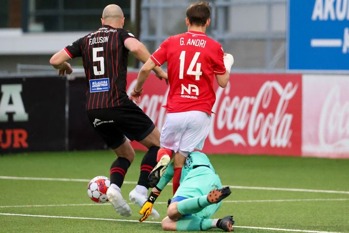 Ingvar Jónsson fer hér í Guðmund Andra Tryggvason. Boltinn kom aldrei til Guðmundar en víti var dæmt.