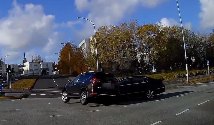 Áreksturinn var mjög harkalegur og mildi að enginn hafi slasast alvarlega.
