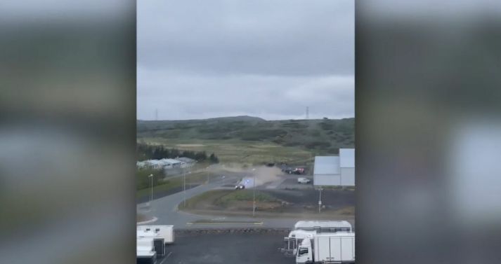 Bílnum var ekið á miklum hraða undan lögreglu.