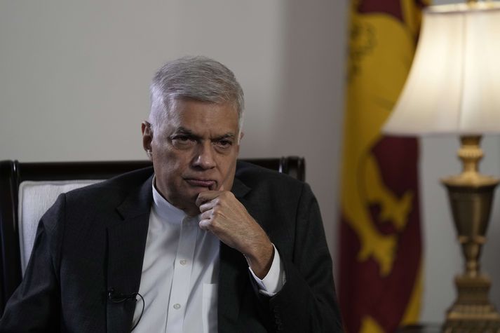 Ranil Wickramesinghe er einn þriggja sem gefa kost á sér í embætti forseta Srí Lanka þrátt fyrir að mótmælendur hafi bolað honum úr embætti forsætisráðherra á dögunum eftir tæplega tvo mánuði í starfi.