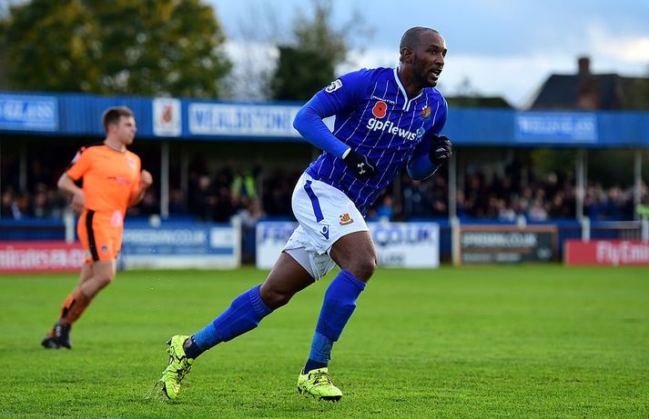 Jefferson Louis flakkaði á milli liða alls 51 sinni á sínum langa ferli sem fótboltamaður. Hér er hann í leik með Wealdstone í enska bikarnum, árið 2015.