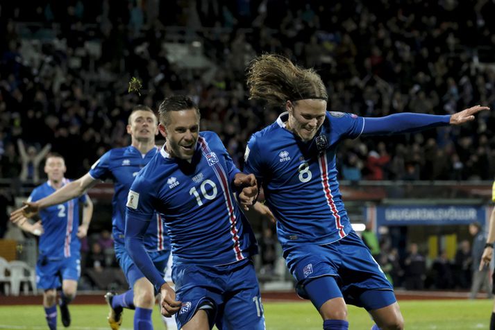 Gylfi Þór Sigurðson og Birkir Bjarnason fagna marki á móti Kósóvó.