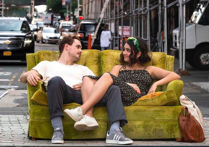 Dacre Montgomery og Geraldine Viswanathan úti á götu í New York.