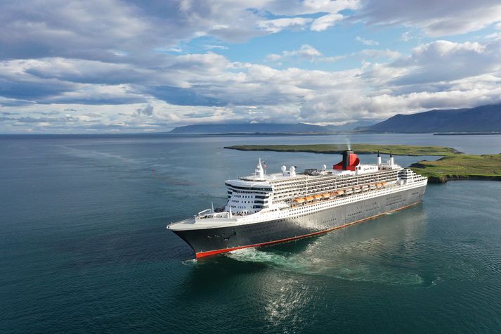 RMS Queen Mary 2 á leið til hafnar í Reykjavík í morgun.