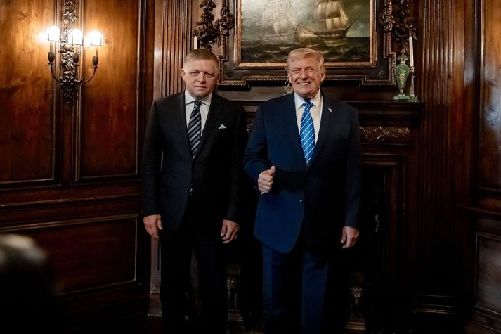 Mynd sem slóvakíska stjórnarrráðið birti af Robert Fico, forsætisráðherra, (t.v.) með Donald Trump Bandaríkjaforseta (t.h.) í Mar-a-Lago í síðustu viku.