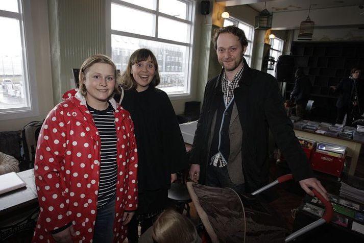 Lóa Hjálmtýsdóttir úr FM Belfast (í miðjunni) ásamt Georg Holm úr Sigur Rós og eiginkonu hans Svanhvíti.