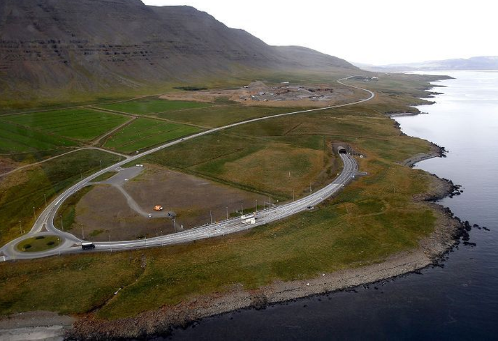 Rafmagnslaust er í Hvalfirði en unnið er að viðgerð. 
