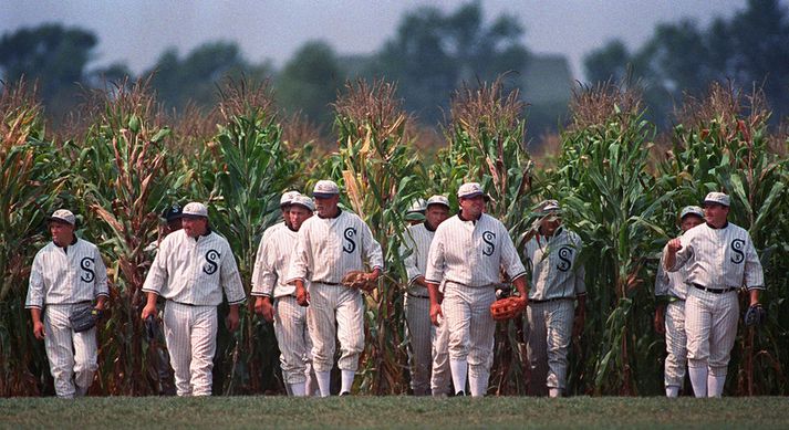 Þekkt atriði úr myndinni Field of Dreams sem kom í bíó árið 1989.