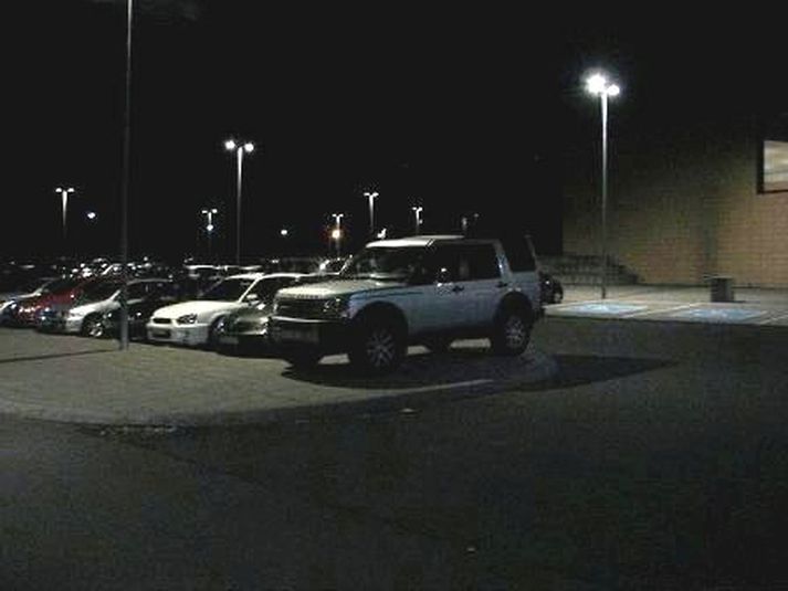 Glæsijeppi á gangstétt.