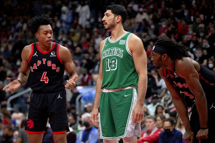 Enes Kanter í sigurleik Boston Celtics á móti Toronto Raptors í NBA deildinni í nótt.