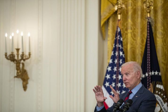 Biden Bandaríkjaforseti svaraði því játandi þegar fréttamenn spurðu hann hvort að rétt væri að Andrew Cuomo, ríkisstjóri New York, segði af sér vegna ásakana um kynferðislega áreitni í dag.