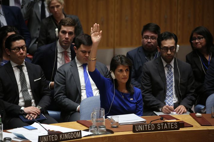 Nikki Haley, sendiherra Bandaríkjanna hjá Sameinuðu þjóðunum, greiðir atkvæði á neyðarfundi Öryggisráðsins í New York í dag.