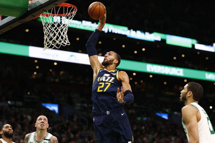 Rudy Gobert skilar boltanum í körfuna gegn Boston