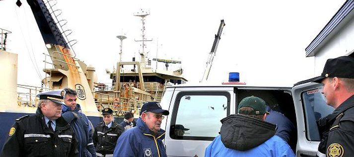 Handteknir vegna Sólbaks. Fyrir miðri mynd er Birgir, en á leið inn í lögreglubíl er Konráð Alfreðsson, formaður Sjómannafélags Eyjafjarðar. Lengst til vinstri en Ólafur Ásgeirsson yfirlögregluþjónn á Akureyri, en að baki honum glittir í Jónas Garðarsson, formann Sjómannafélags Reykjavíkur. Verið er að handtaka forsvarsmenn sjómanna fyrir að hindra uppskipun úr Sólbaki í byrjun október í fyrra.