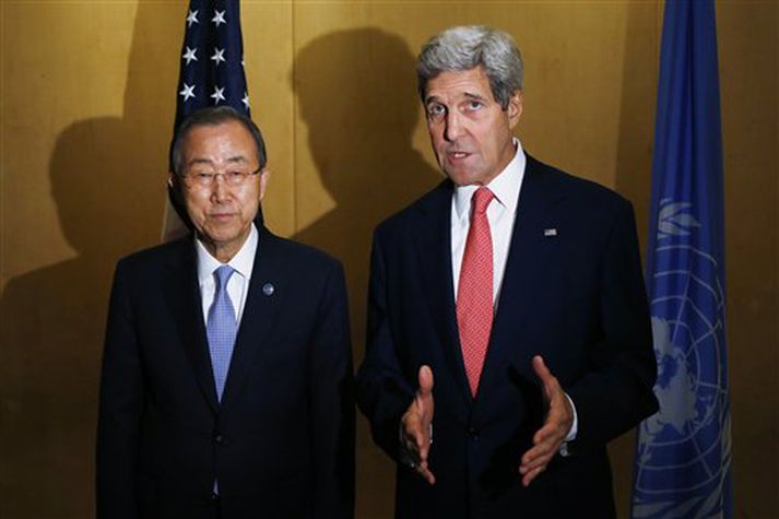 John Kerry og Ban Ki-moon á blaðamannafundi í Kæró.