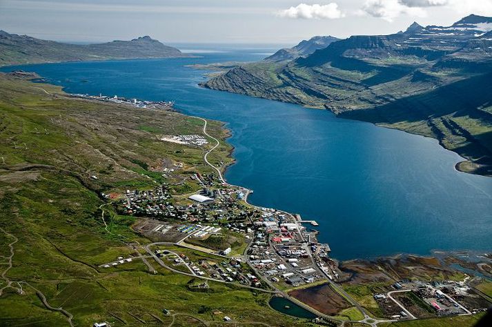 Frá Reyðarfirði Verkfræðistofan Mannvit vinnur að hugmyndum um olíubirgðastöð við Reyðafjörð. Það er hins vegar enn á frumstigi.