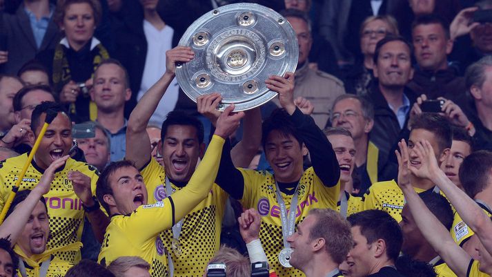 Shinji Kagawa fagnar hér titlinum með liðsfélögum sínum í Dortmund.