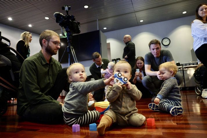 Börn í ráðhúsinu að leika sér meðan borgarráðsfundur stendur yfir.