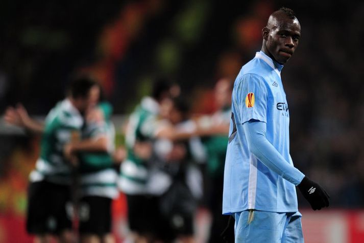 Mario Balotelli og félagar hans í Manchester City leika gegn Chelsea á útivelli i kvöld.