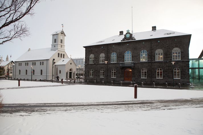 Var talið að um mótmælendur væri að ræða en þegar að lögregla kom á staðinn kom í ljós að smá eldur logaði í potti úti við.