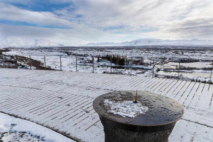 Engir ferðamenn voru sjáanlegir á Þingvöllum þegar ljósmyndara Vísis bar þar að garði í vikunni.