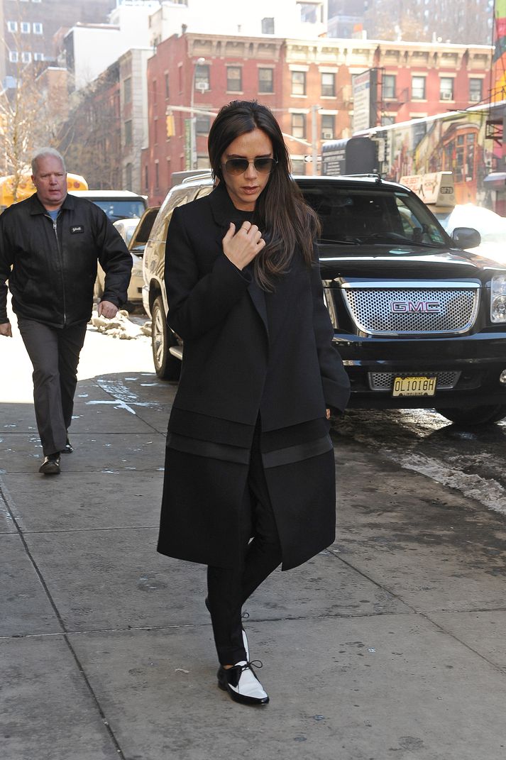 Victoria Beckham sést hér klæðast flatbotna skóm en hún þekkt fyrir dálæti sitt á himinháum hælum.