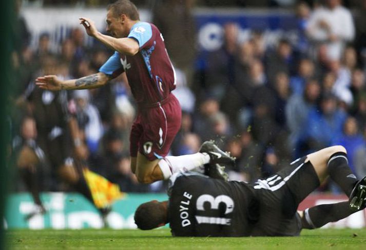 Craig Bellamy sést hér fiska vítið sem Mark Noble skoraði úr sigurmark West Ham. Vítið var umdeilt og Steve Bruce, stjóri Birmingham, talaði um að reynslumikill leikmaður hafi þarna fiskað víti á óreyndan markvörð hans. NordicPhotos/AFP