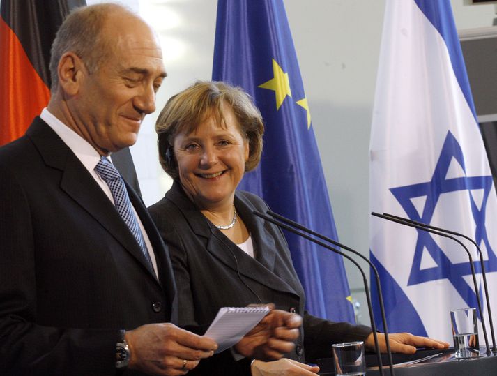 Vel fór á með þeim Ehud Olmert og Angelu Merkel Þýskalandskanslara í Berlín í gær. Olmert fór annars fram á að Þjóðverjar notuðu viðskiptasambönd sín í Íran til að þrýsta á þarlend stjórnvöld að hlíta reglum alþjóðasamfélagsins um kjarnorkuáætlun þeirra.