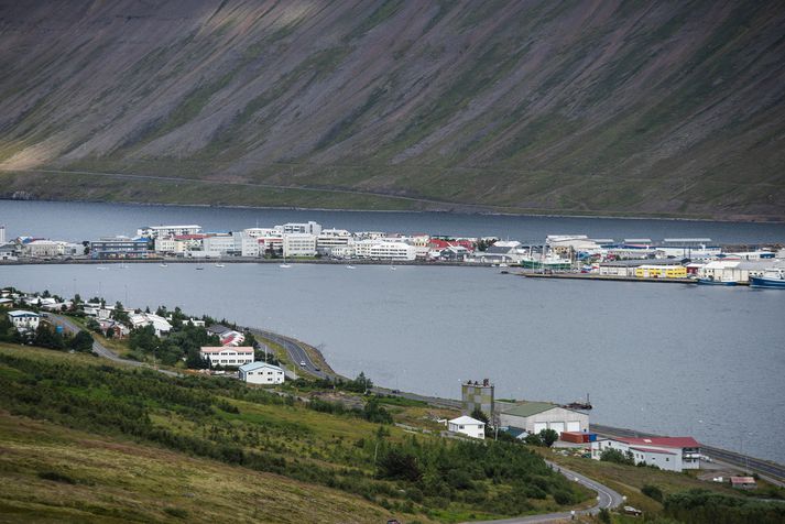 Lögreglan á Vestfjörðum rannsakar nú meintan fjárdrátt starfsmanns velferðarsviðs Ísafjarðarbæjar. Meint brot áttu sér stað á þriggja ára tímabili og komust upp við innra eftirlit bæjarins um mitt ár í fyrra. Upphæðirnar hlaupa á nokkrum milljónum króna.