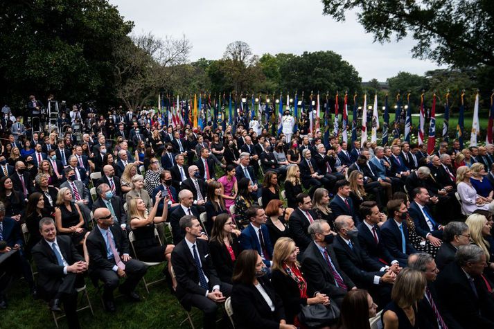 Frá fjölmennri athöfn í Rósagarði Hvíta hússins laugardaginn 26. september. Þar kynnti Trump Amey Coney Barrett sem hæstaréttardómaraefni sitt. Síðan hafa fjölmargir sem sóttu athöfnina greinst með kórónuveiruna.