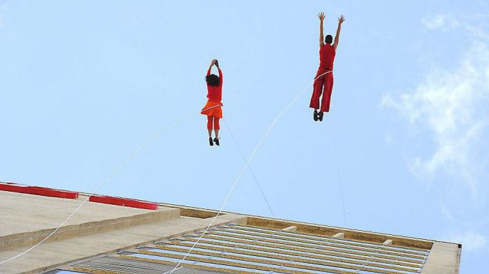 Danshópurinn BANDALOOP ætlar að leika listir sínar utan á Aðalstræti 6 á opnunarhátíð Listahátíðarinnar.