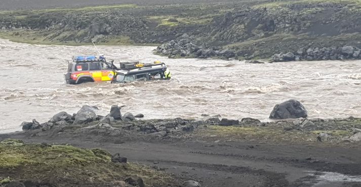 Bíllinn var djúpt sokkinn þegar björgunarmenn komu að.