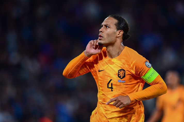 Virgil van Dijk fagnar sigurmarki sínu fyrir Holland gegn Grikklandi.