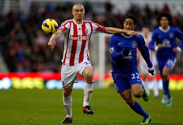 Andy Wilkinson í baráttunni við Steven Pienaar, leikmann Everton.