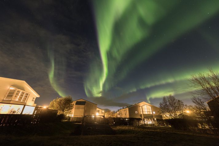 Sævar Helgi Bragason tók ljósmyndir af afar kröftugri norðurljósavirkni í kvöld.