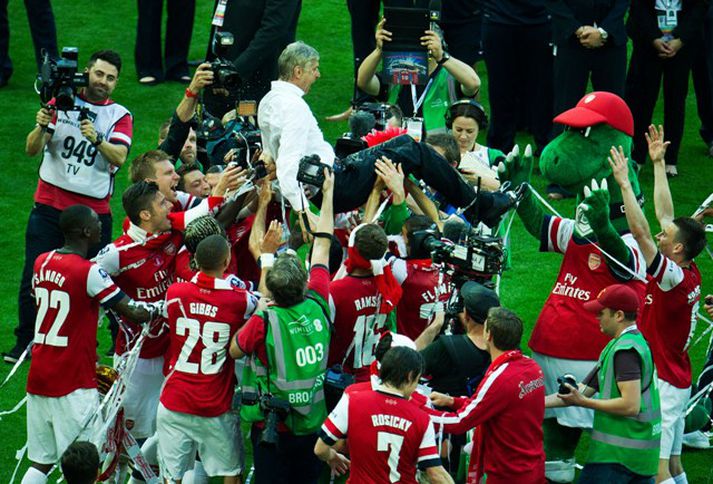 Arsene Wenger lyftir bikarnum.
