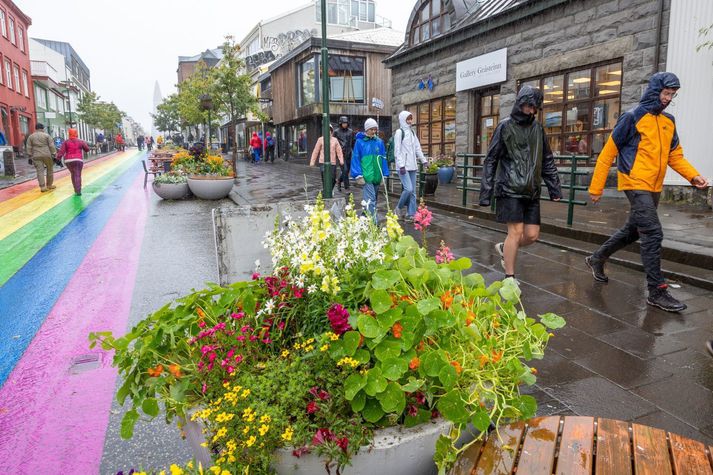 Reikna má með hita á bilinu tíu til fimmtán stig suðvestanlands, en hlýjast á landinu verður á Norðausturlandi.