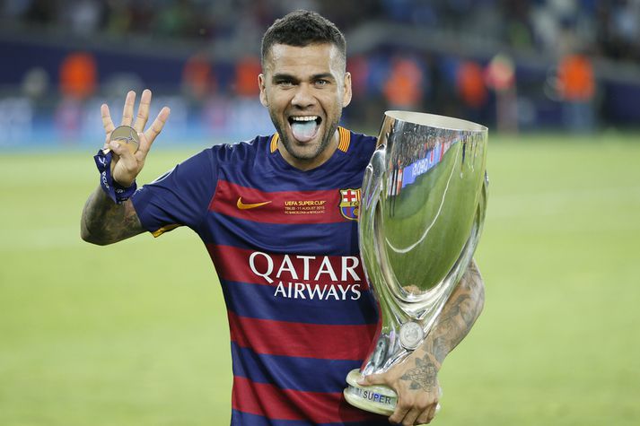 Brasilíumaðurinn Dani Alves vann Ofurbikarinn í fjórða sinn í gær.