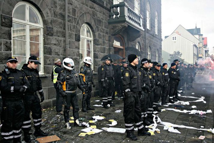 Lögreglumenn stóðu vaktina í morgun.