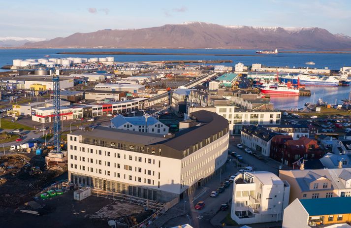 Hundrað níutíu og fimm herbergi eru á Grandi Center Hotel á Seljavegi í hjarta gamla Vesturbæjarins.