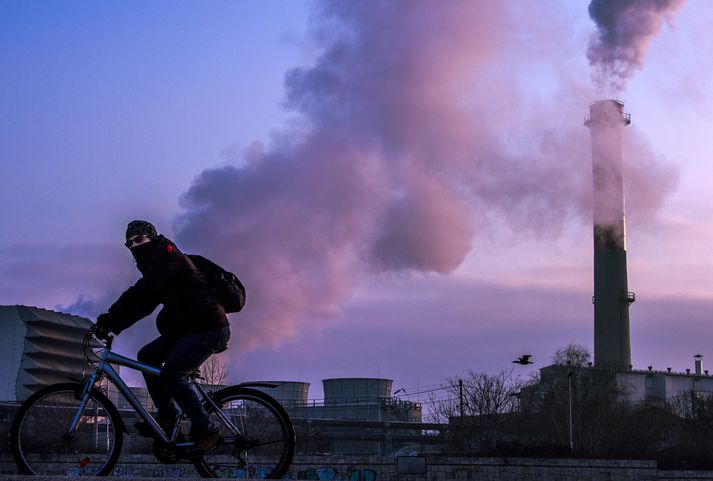 Maður hjólar fram hjá reykspúandi orkuveri í Skopje í Makedóníu þar sem loftmengun er verst í Evrópu.