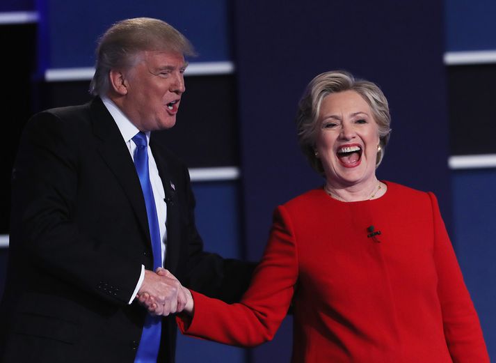 Donald Trump og Hillary Clinton slá á létta strengi í kappræðunum í gær.
