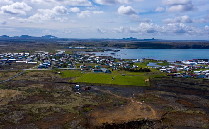 Nýja hverfið í Vogum rís austan við núverandi byggð. Sjá má vinnuvélar skammt utan við knattspyrnuvöllinn.