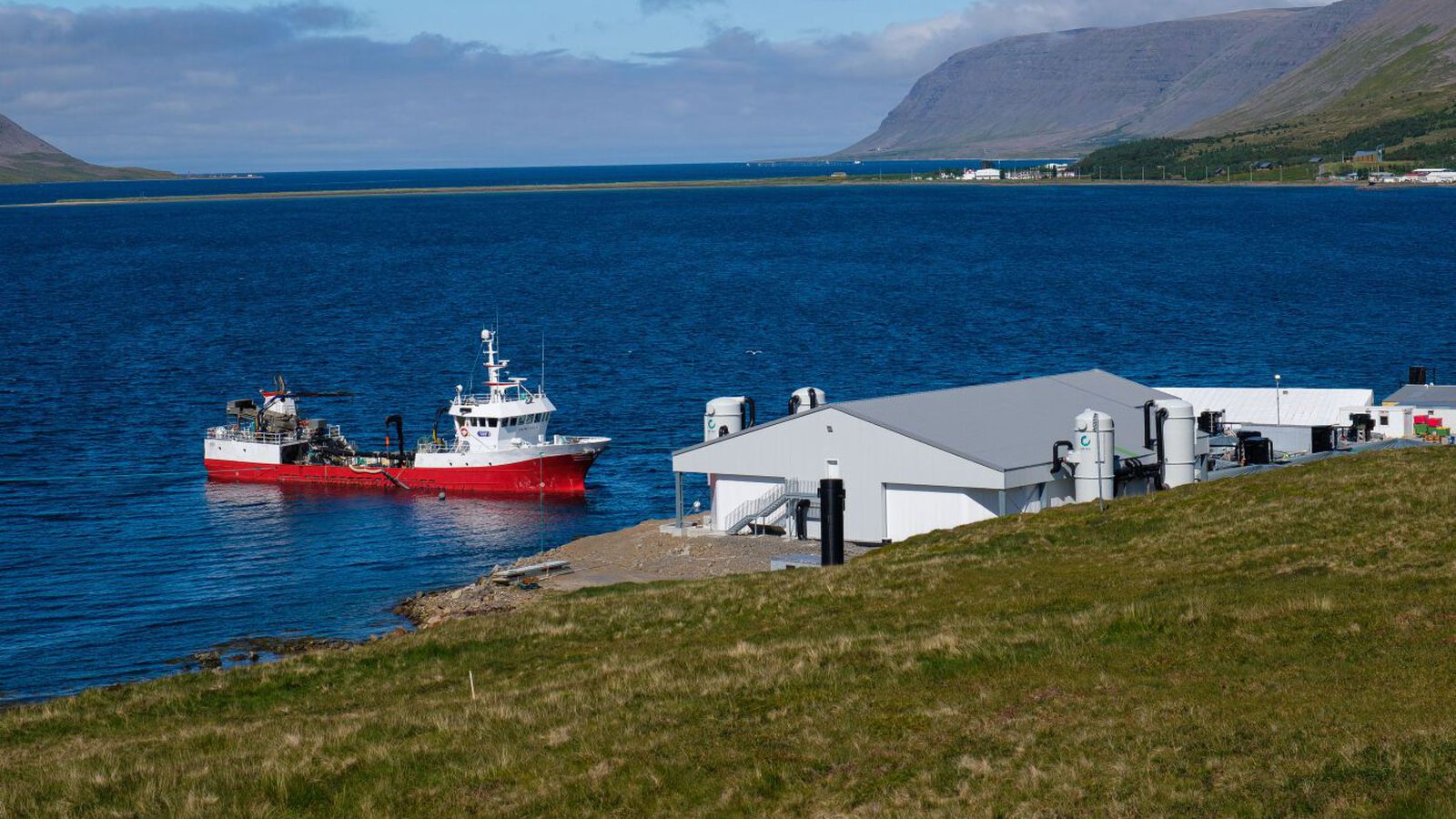 Bleikja strauk út í sjó úr landeldi