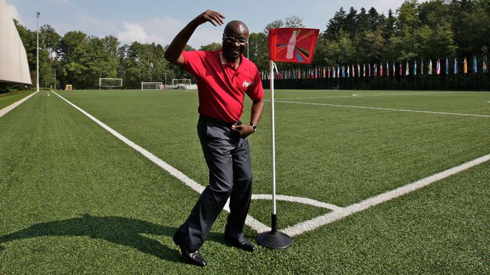 Roger Milla dansar ekki með ráðamönnum í Kamerún.