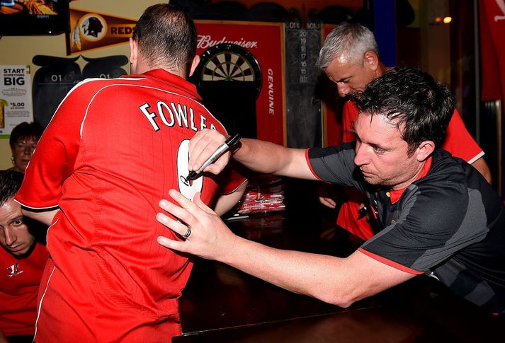 Robbie Fowler áritar Liverpool treyju sem nafni hans á bakinu.