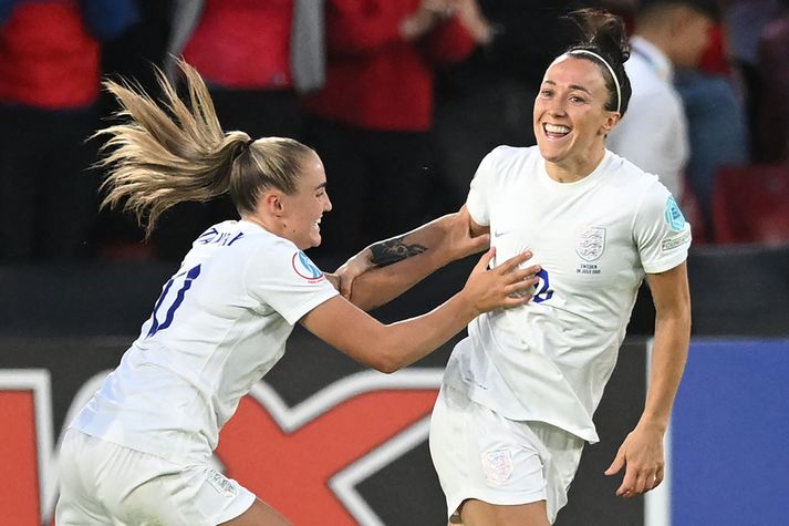 Lucy Bronze fagnar eftir að hafa skorað gegn Svíum í undanúrslitaleiknum á EM 2022, þar sem England endaði á að verða Evrópumeistari.