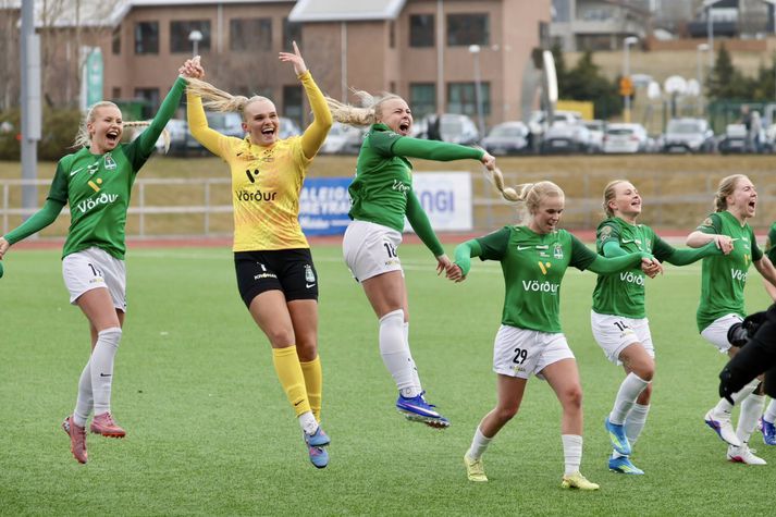 Leikmenn Breiðabliks fagna í leikslok.