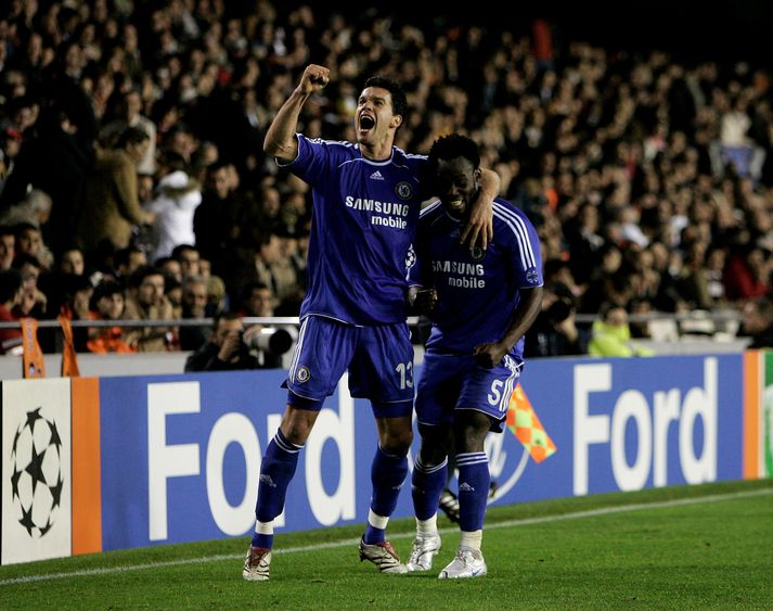 Michael Ballack fagnar ásamt nafna sínum Essien.